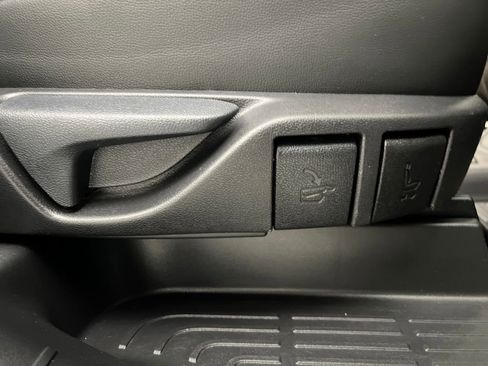 Used 2020 Toyota Highlander XLE image 19