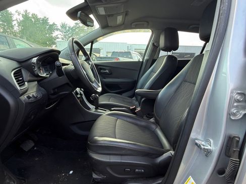 Used 2020 Chevrolet Trax LT w/ LT Convenience Package AWD/4WD image 2