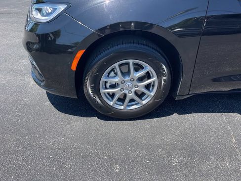 Used 2026 Chrysler Pacifica Select FWD image 4