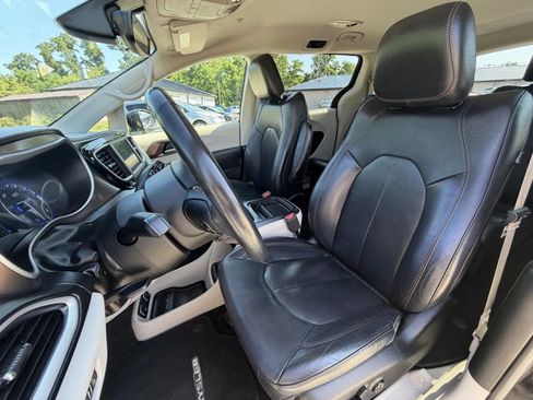 Used 2018 Chrysler Pacifica Touring-L w/ Tire & Wheel Group FWD image 12