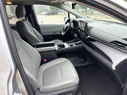 Used 2025 Toyota Sienna XLE FWD image 17