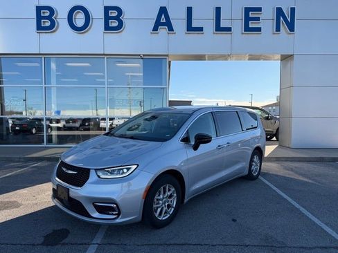 Used 2024 Chrysler Pacifica Touring-L image 1