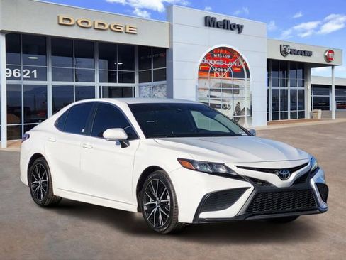 Used 2022 Toyota Camry SE FWD image 2