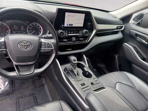 Used 2023 Toyota Highlander XLE AWD/4WD image 10
