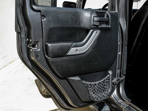 Used 2018 Jeep Wrangler Unlimited Sahara image 43