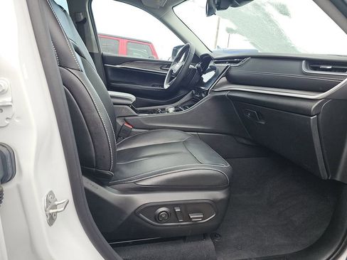 Used 2023 Jeep Grand Cherokee Limited w/ Black Appearance Package image 9