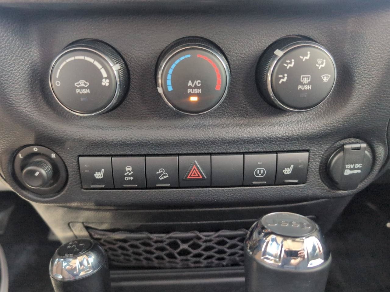 Used 2017 Jeep Wrangler Unlimited Sahara w/ Connectivity Group AWD/4WD image 24