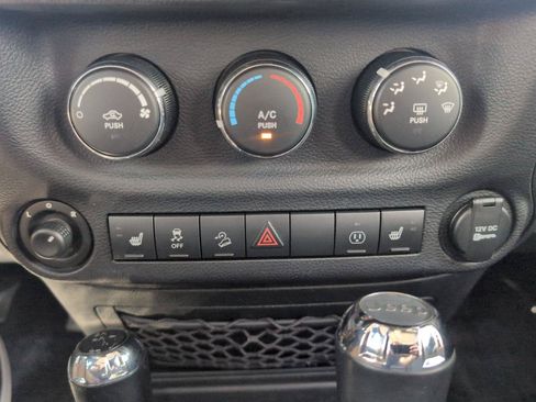 Used 2017 Jeep Wrangler Unlimited Sahara w/ Connectivity Group AWD/4WD image 24