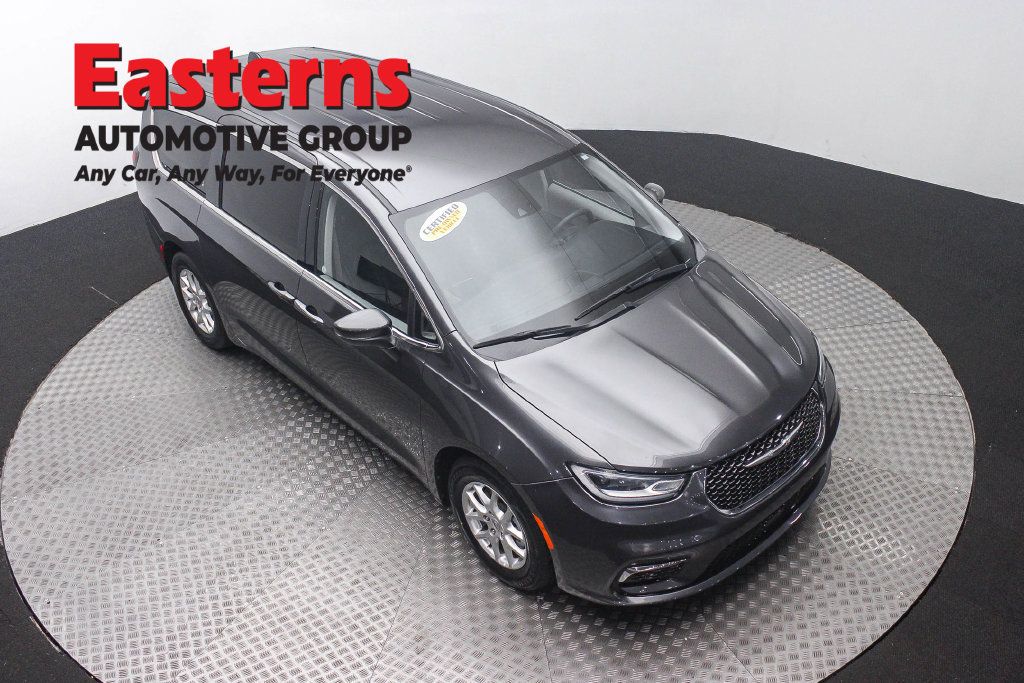 Used 2023 Chrysler Pacifica Touring-L FWD image 5