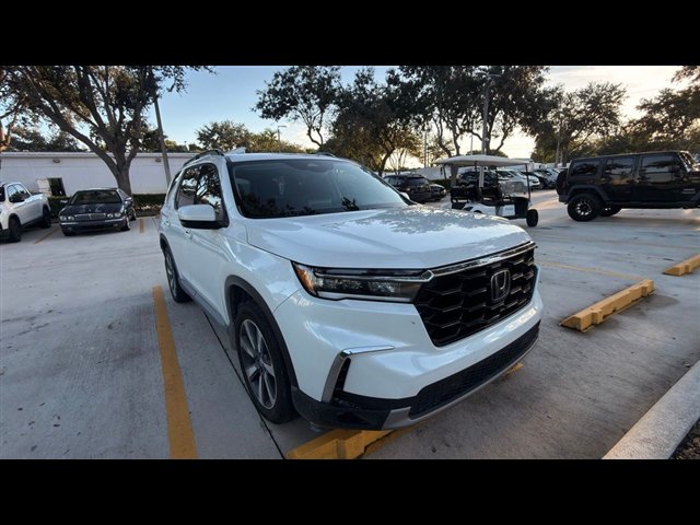 Certified 2025 Honda Pilot Touring image 4