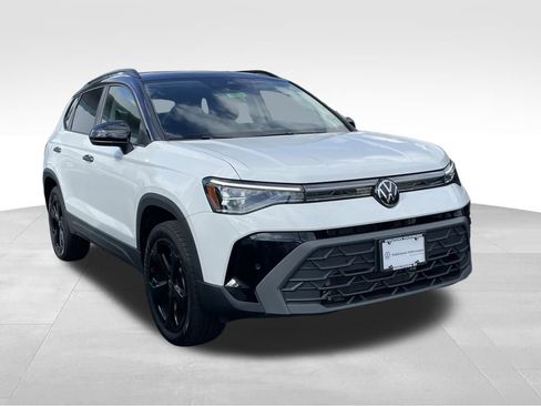 Certified 2025 Volkswagen Taos SE image 3