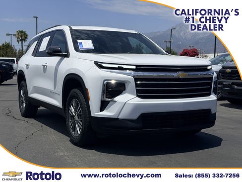 Used 2025 Chevrolet Traverse LT FWD image 1
