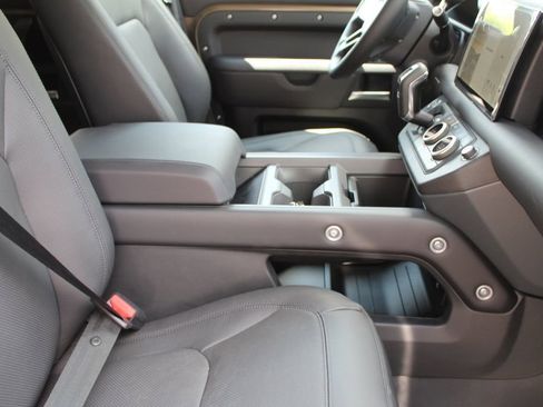 Used 2025 Land Rover Defender 130 S image 3