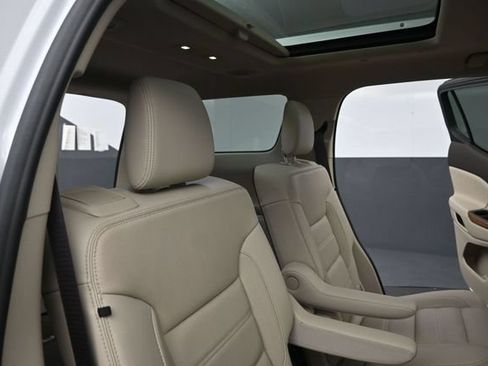 Used 2019 GMC Acadia Denali w/ Technology Package FWD image 27