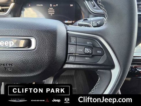 Used 2024 Jeep Grand Cherokee Laredo AWD/4WD image 23