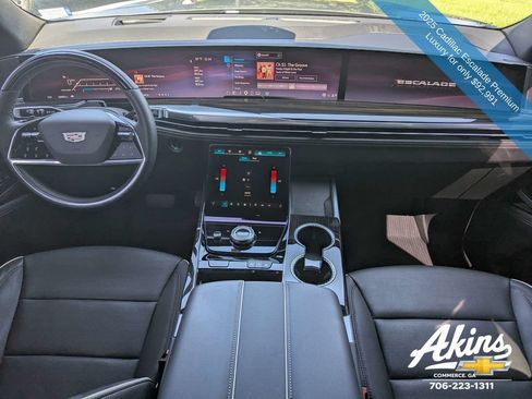 Used 2025 Cadillac Escalade Premium Luxury AWD/4WD image 16