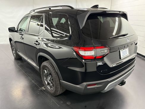 Certified 2025 Honda Pilot TrailSport image 3
