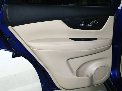 Used 2020 Nissan Rogue SV image 13