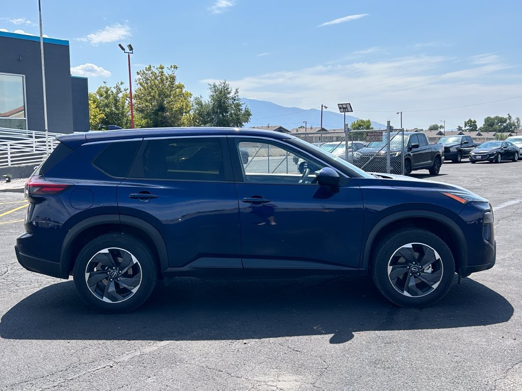 Used 2025 Nissan Rogue SV AWD/4WD image 2