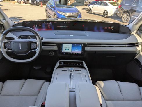 Certified 2025 Lincoln Navigator Reserve image 18