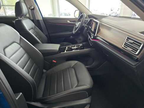 Used 2025 Volkswagen Atlas SEL AWD/4WD image 45