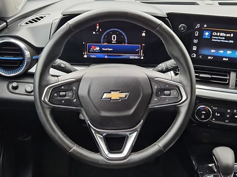 Used 2025 Chevrolet Trax LT w/ LT Convenience Package FWD image 23