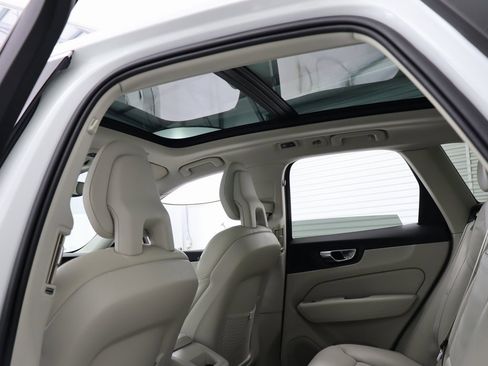 Used 2018 Volvo XC60 T6 Momentum w/ Vision Package image 18