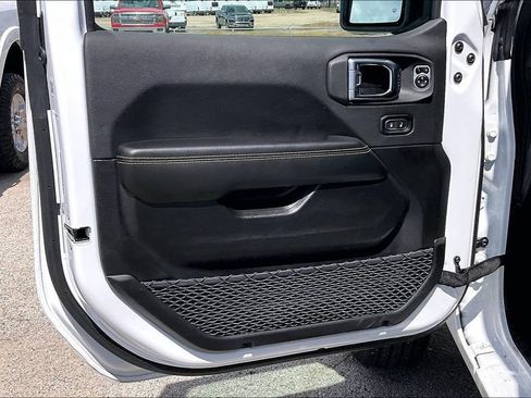 Used 2025 Jeep Wrangler Unlimited Sahara AWD/4WD image 17