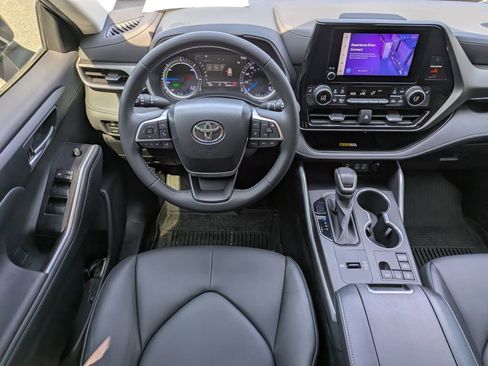 Used 2024 Toyota Highlander XLE FWD image 17