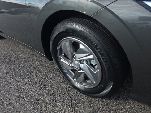 Used 2025 Hyundai Elantra SE FWD image 9