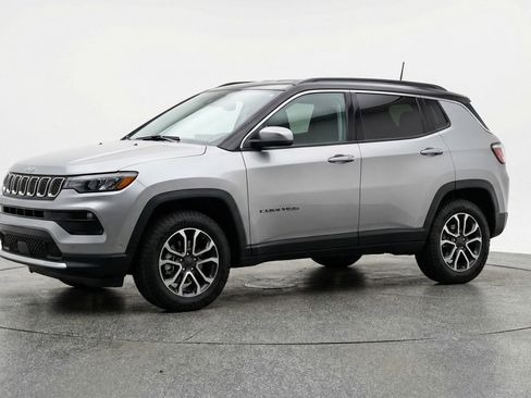 Used 2025 Jeep Compass Trailhawk image 3