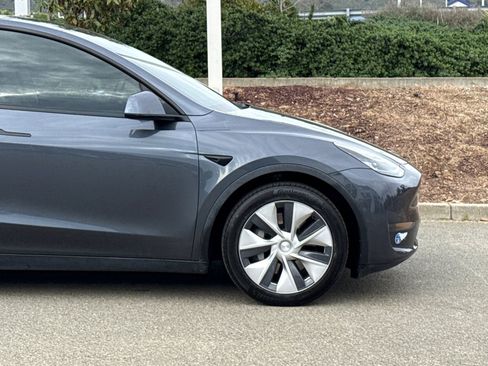 Used 2020 Tesla Model Y Long Range image 34