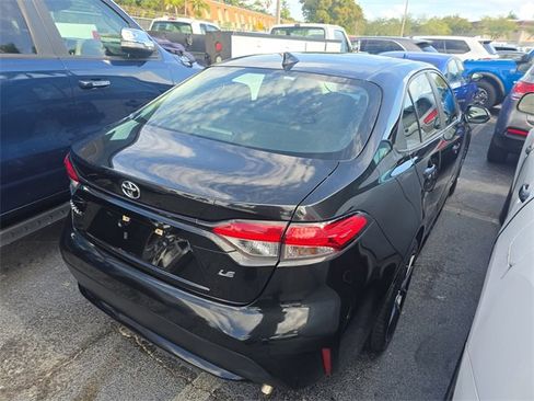 Used 2022 Toyota Corolla LE image 3