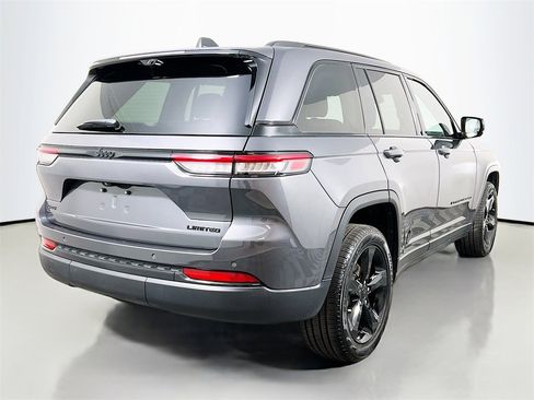 Used 2023 Jeep Grand Cherokee Limited w/ Luxury Tech Group II image 7