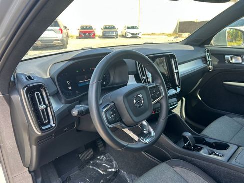 Used 2024 Volvo XC40 B5 Core image 34