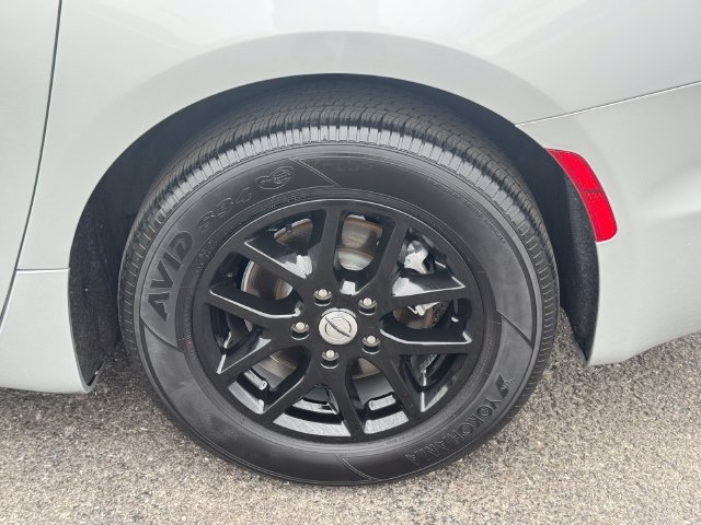 Certified 2024 Chrysler Pacifica Touring-L FWD image 11