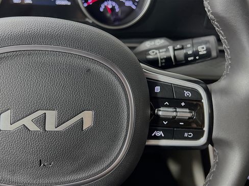 Used 2024 Kia Carnival LX FWD image 20