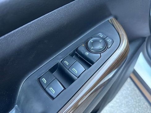 Used 2023 GMC Acadia SLE image 10