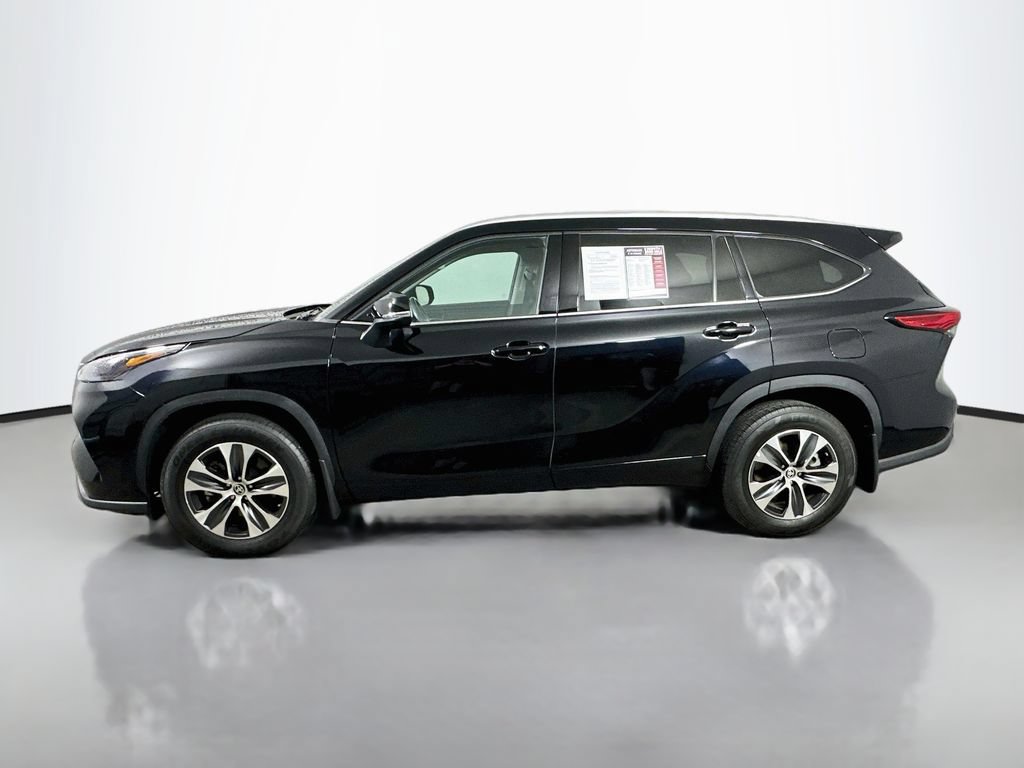 Used 2022 Toyota Highlander XLE AWD/4WD image 5