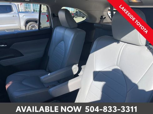 Used 2021 Toyota Highlander XLE image 22