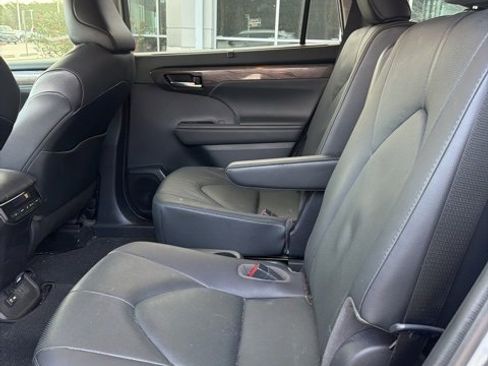 Used 2021 Toyota Highlander Limited image 3