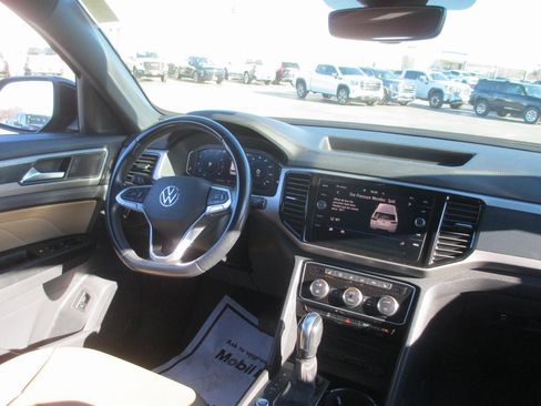 Used 2020 Volkswagen Atlas Cross Sport SEL image 22