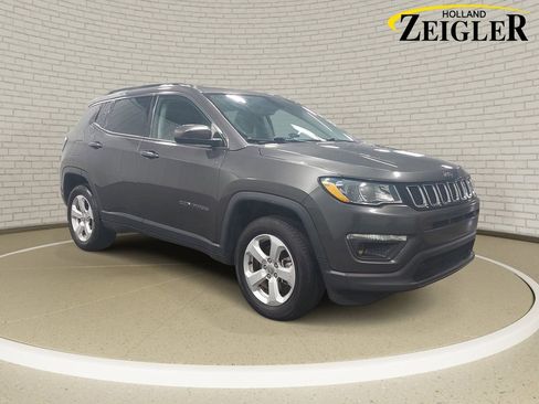 Used 2019 Jeep Compass Latitude w/ Cold Weather Group AWD/4WD image 3