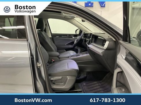 New 2025 Volkswagen Tiguan SE image 13