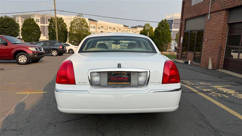 Used 2003 Lincoln Town Car Executive RWD image 10