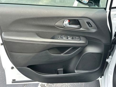 Used 2026 Chrysler Pacifica Select image 11