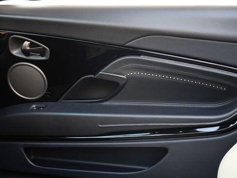 Used 2022 Aston Martin DB11 Volante image 20