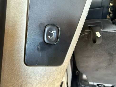 Used 2014 Chrysler Town & Country Touring-L w/ Driver Convenience Group image 30