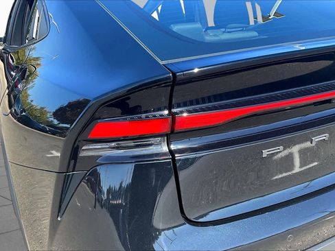Certified 2025 Toyota Prius LE FWD image 28