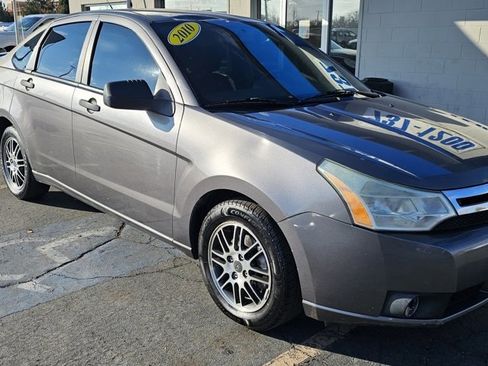 Used 2010 Ford Focus SE image 1